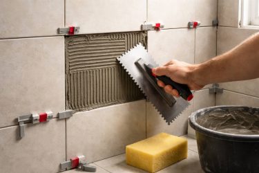 Cómo reparar un azulejo suelto o roto sin levantar toda la pared: adhesivos, nivelación y juntas Cómo reparar un azulejo suelto o roto sin levantar toda la pared: adhesivos, nivelación y juntas